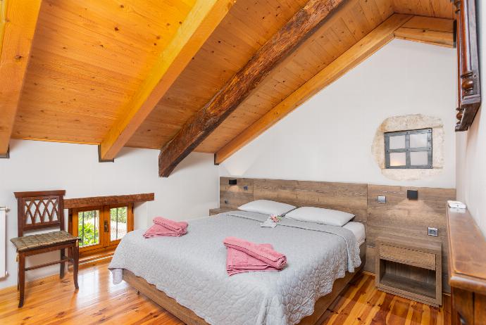 Double bedroom on second floor with A/C . - Villa Di Vino . (Photo Gallery) }}