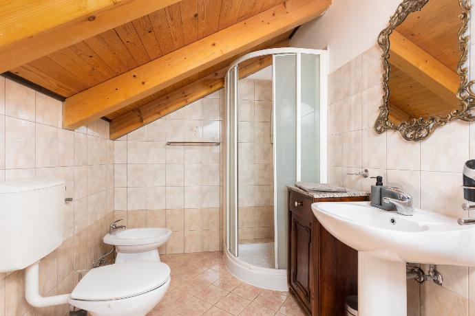 Family bathroom on second floor with shower  . - Villa Di Vino . (Photo Gallery) }}