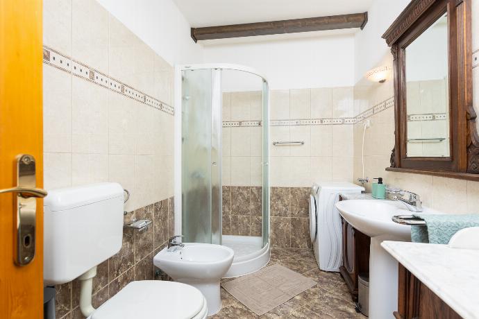 Family bathroom on first floor with shower . - Villa Di Vino . (Photo Gallery) }}