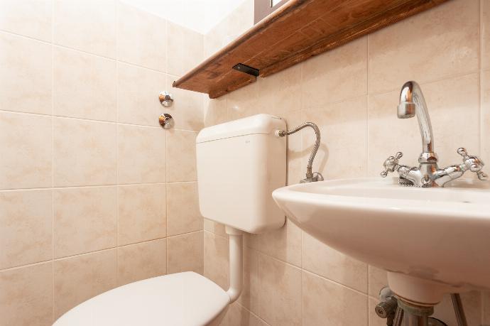 Family W/C on ground floor . - Villa Di Vino . (Photo Gallery) }}