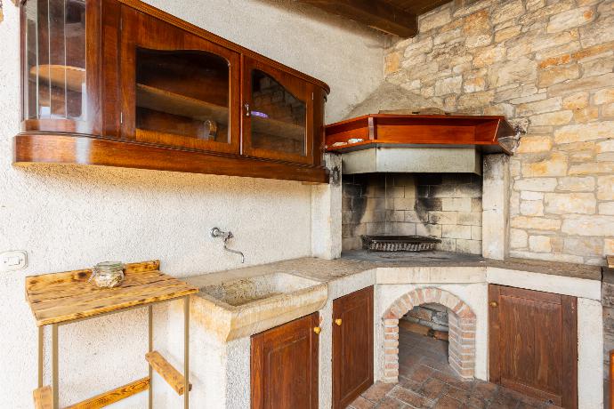 Sheltered terrace area with BBQ . - Villa Di Vino . (Photo Gallery) }}