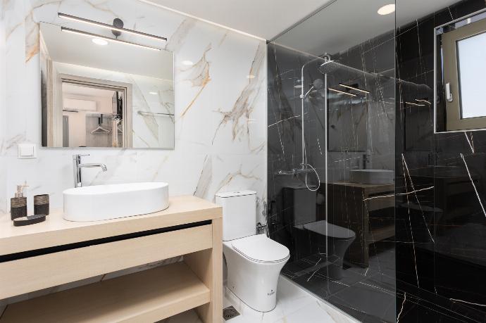 En suite bathroom with shower . - Villa Marielia . (Photo Gallery) }}