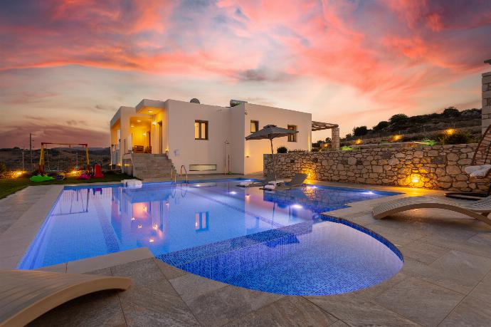 Night view . - Villa Marielia . (Photo Gallery) }}