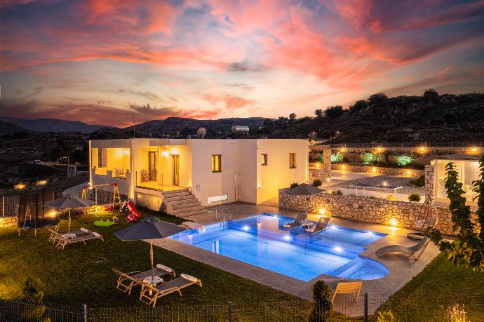 Night view . - Villa Marielia . (Photo Gallery) }}