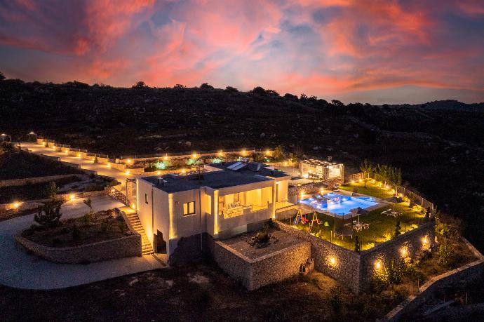 Night view . - Villa Marielia . (Photo Gallery) }}