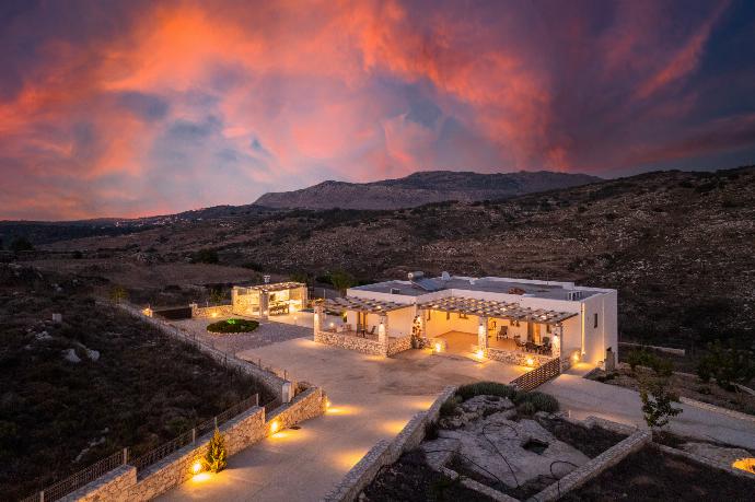 Night view . - Villa Marielia . (Photo Gallery) }}