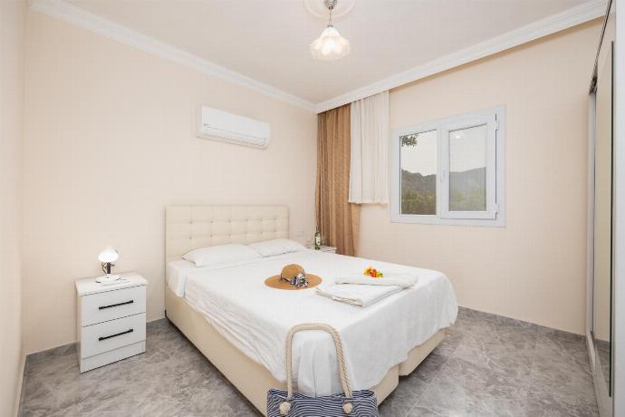 Double bedroom with en suite bathroom and A/C . - Villa Bliss . (Photo Gallery) }}