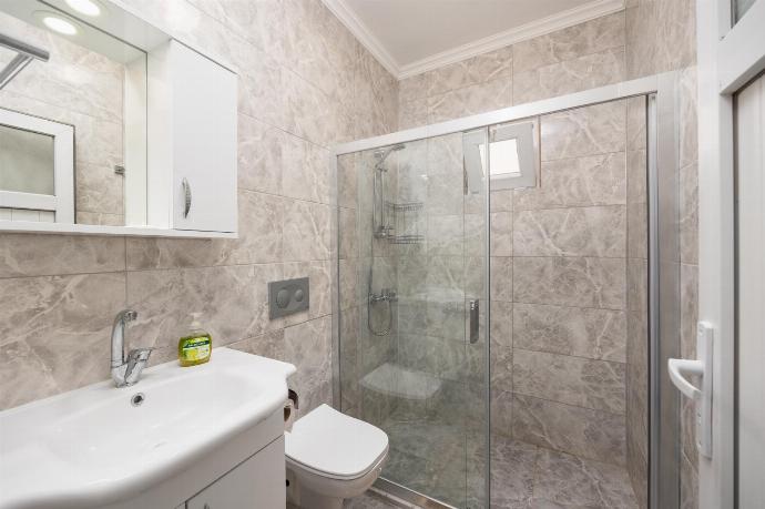 En suite bathroom with shower . - Villa Bliss . (Photo Gallery) }}