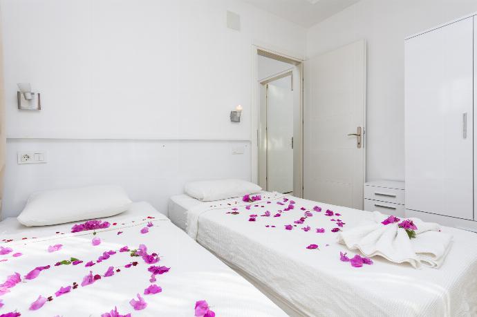 Twin bedroom with A/C . - Villa Casa Mia . (Photo Gallery) }}