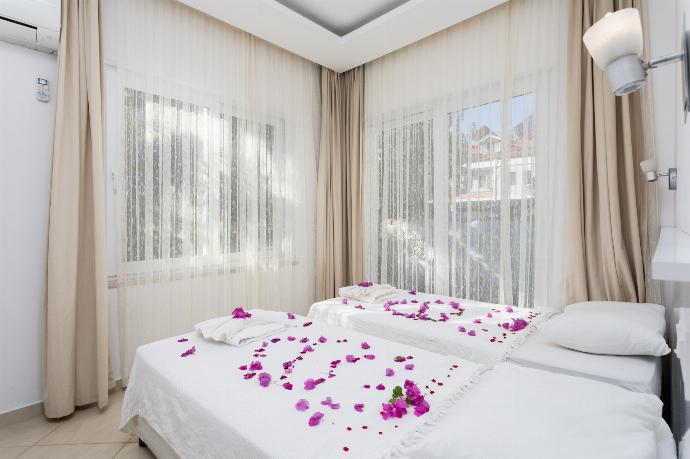 Twin bedroom with A/C . - Villa Casa Mia . (Photo Gallery) }}