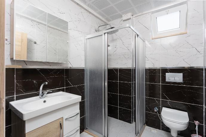 Family bathroom with shower . - Villa Azalea 1 . (Photo Gallery) }}
