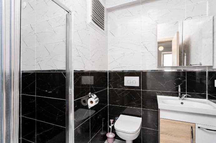 En suite bathroom with shower . - Villa Azalea 2 . (Photo Gallery) }}