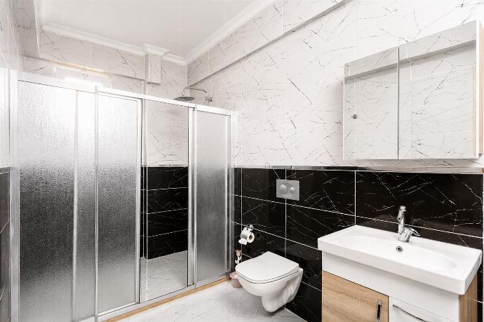 En suite bathroom with shower . - Villa Azalea 2 . (Photo Gallery) }}