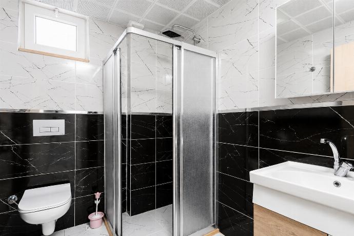 Family bathroom with shower . - Villa Azalea 2 . (Photo Gallery) }}