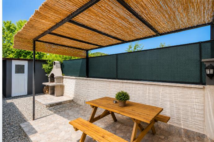 Terrace area with BBQ . - Villa Azalea 2 . (Photo Gallery) }}