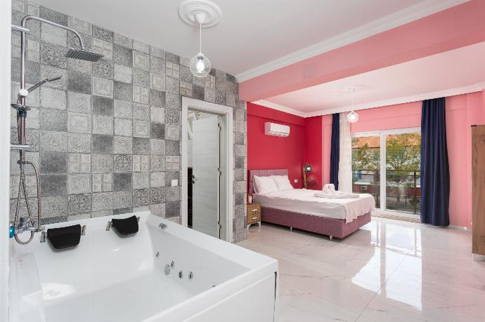 Double bedroom with en suite bathroom and A/C . - Villa Sasha 1 . (Galería de imágenes) }}