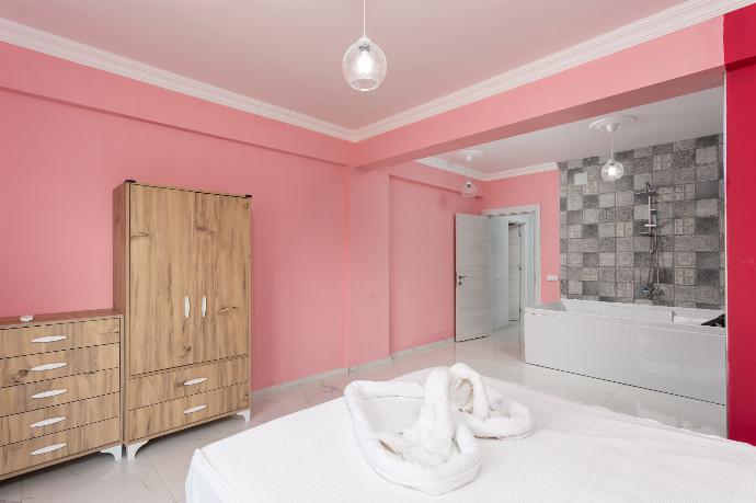 Double bedroom with en suite bathroom and A/C . - Villa Sasha 1 . (Galería de imágenes) }}