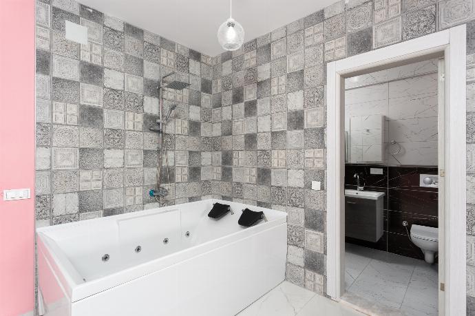 Double bedroom with en suite bathroom and A/C . - Villa Sasha 1 . (Galería de imágenes) }}