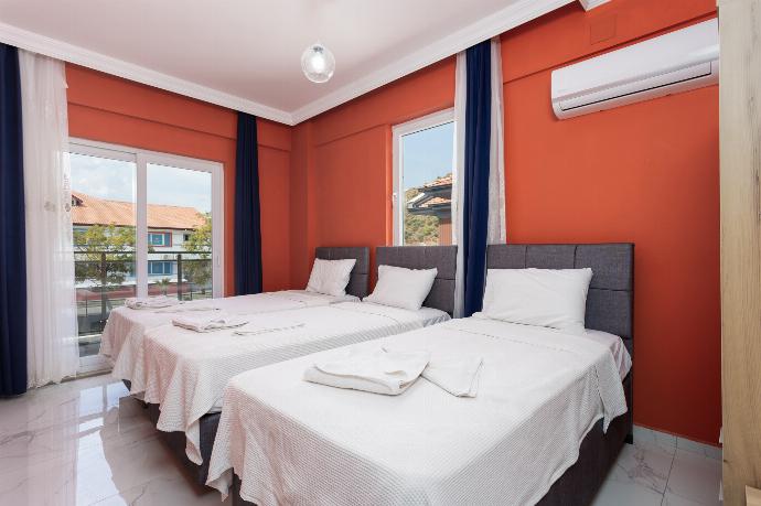 Bedroom with three single beds and A/C . - Villa Sasha 1 . (Galería de imágenes) }}