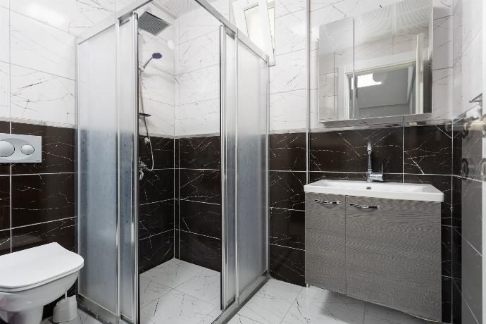 Family bathroom with shower . - Villa Sasha 1 . (Galería de imágenes) }}