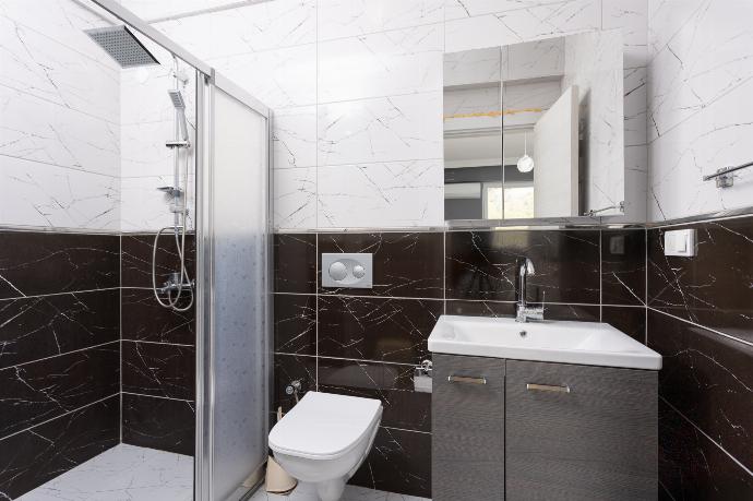 En suite bathroom with shower . - Villa Sasha 3 . (Photo Gallery) }}