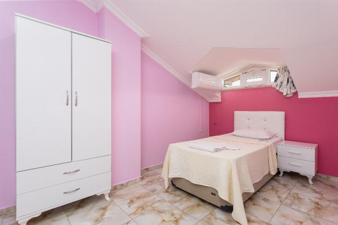 Twin bedroom with en suite bathroom and A/C . - Villa Ada 2 . (Photo Gallery) }}