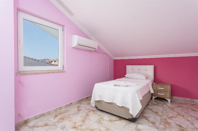 Twin bedroom with en suite bathroom and A/C . - Villa Ada 2 . (Photo Gallery) }}
