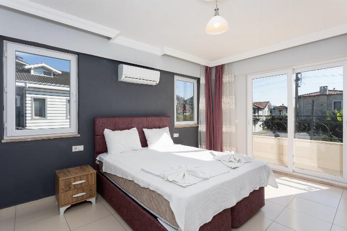 Double bedroom with en suite bathroom and A/C . - Villa Kaya 1 . (Photo Gallery) }}