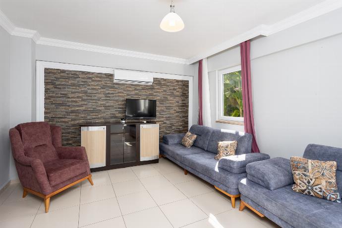 Open-plan living room with sofas, kitchen, A/C, WiFi internet, and satellite TV . - Villa Kaya 2 . (Fotogalerie) }}