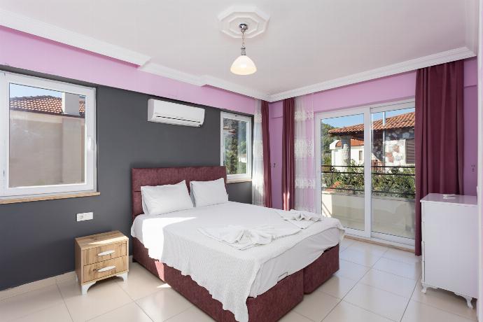 Double bedroom with en suite bathroom and A/C . - Villa Kaya 2 . (Fotogalerie) }}