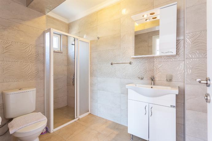 En suite bathroom with shower . - Villa Kaya 2 . (Fotogalerie) }}