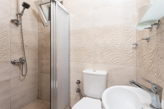 En suite bathroom with shower . - Villa Kaya 2 . (Fotogalerie) }}