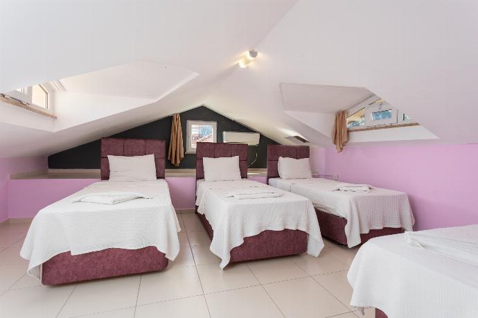 Bedroom with 4 single beds and A/C . - Villa Kaya 2 . (Fotogalerie) }}