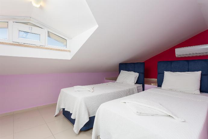 Twin bedroom with A/C . - Villa Kaya 2 . (Fotogalerie) }}