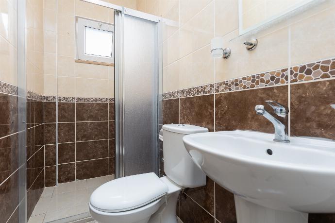 En suite bathroom with shower . - Villa Magnolia . (Photo Gallery) }}