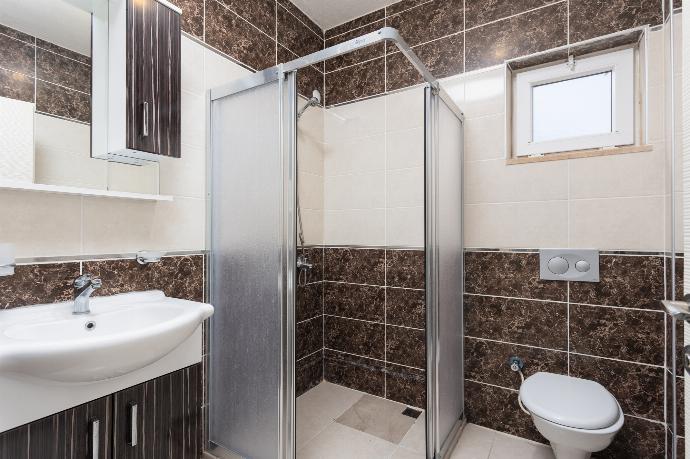Family bathroom with shower . - Villa Magnolia . (Photo Gallery) }}