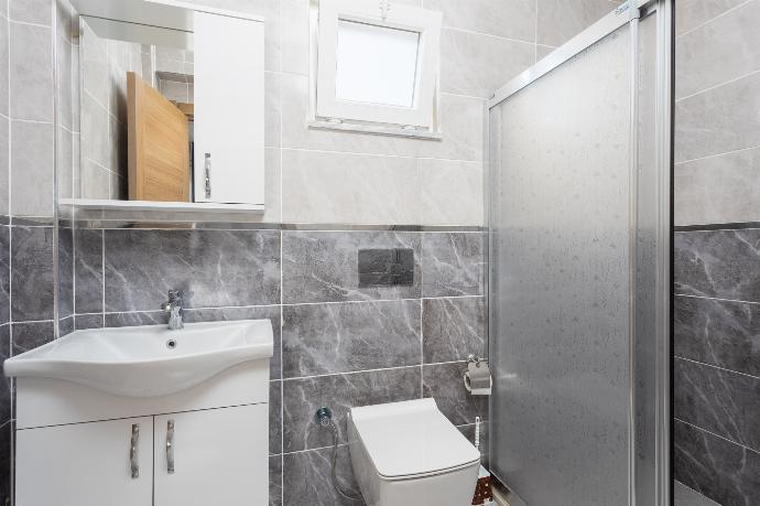 En suite bathroom with shower . - Villa Mazoya . (Photo Gallery) }}