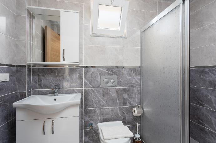 En suite bathroom with shower . - Villa Mazoya . (Photo Gallery) }}