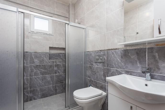 Family bathroom with shower . - Villa Mazoya . (Photo Gallery) }}