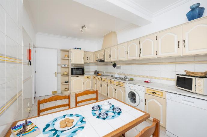 Equipped kitchen . - Villa Lili . (Photo Gallery) }}