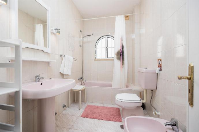 Family bathroom with bath and shower . - Villa Lili . (Photo Gallery) }}