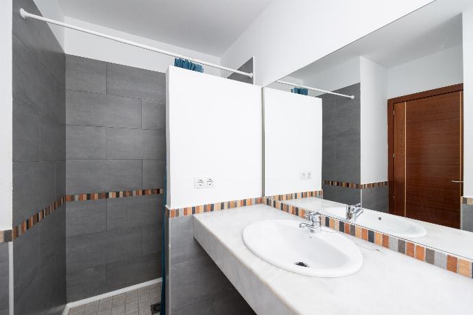 En suite bathroom with shower . - Villa Aurora . (Photo Gallery) }}