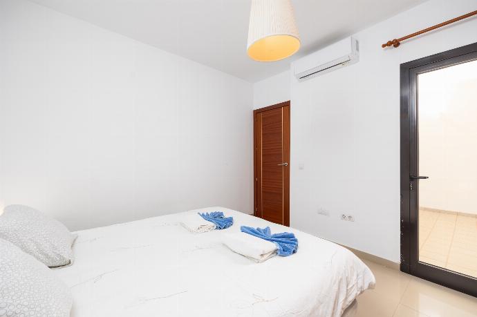 Double bedroom with en suite bathroom and A/C . - Villa Aurora . (Photo Gallery) }}