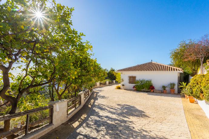 Driveway . - Villa La Higuera . (Photo Gallery) }}