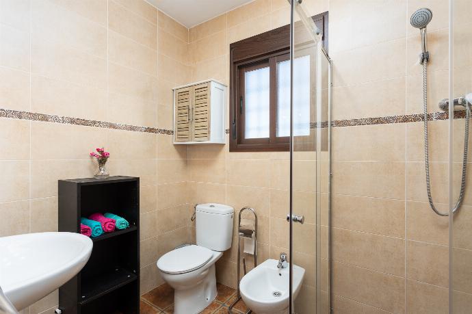 En suite bathroom with shower . - Casa La Vina De La Tireta . (Photo Gallery) }}