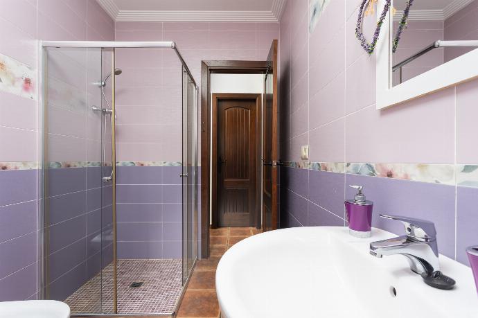 Family bathroom with shower . - Casa La Vina De La Tireta . (Photo Gallery) }}