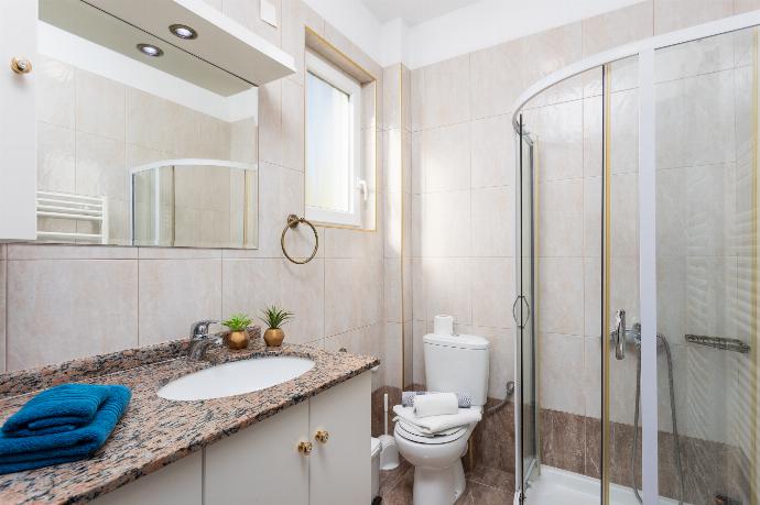 Family bathroom with shower . - Villa Sonata . (Photo Gallery) }}
