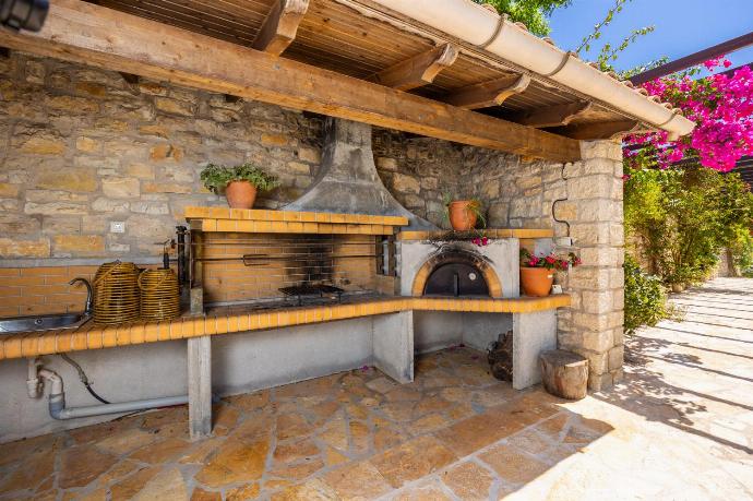 BBQ area . - Villa Ariadne . (Photo Gallery) }}