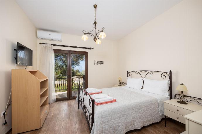 Double bedroom with en suite bathroom, A/C, and TV . - Villa Ariadne . (Photo Gallery) }}