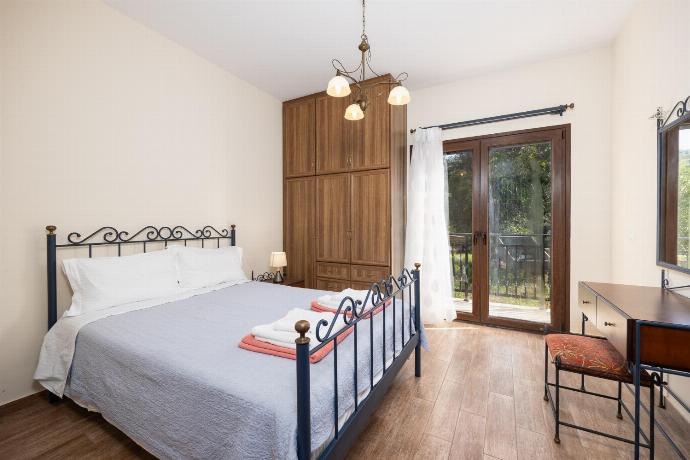 Double bedroom with en suite bathroom and A/C . - Villa Ariadne . (Photo Gallery) }}